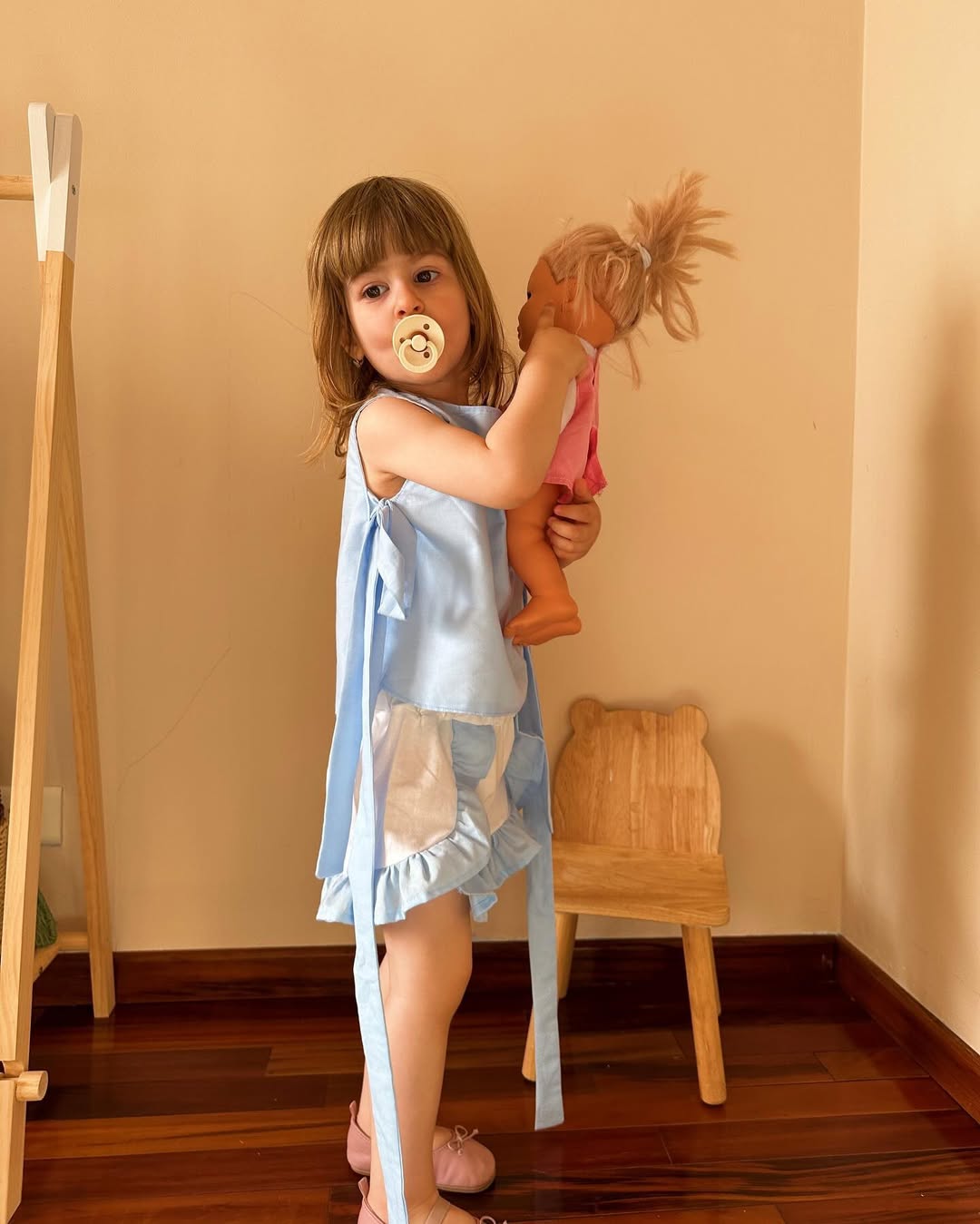 Set bleu cu volănașe pentru fetițe – handmade din 100% bumbac texturat – Handmade Lilisicopiii - imagine 5